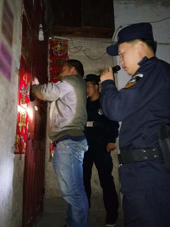 哈尔滨粗心妈妈误将幼女锁家中 